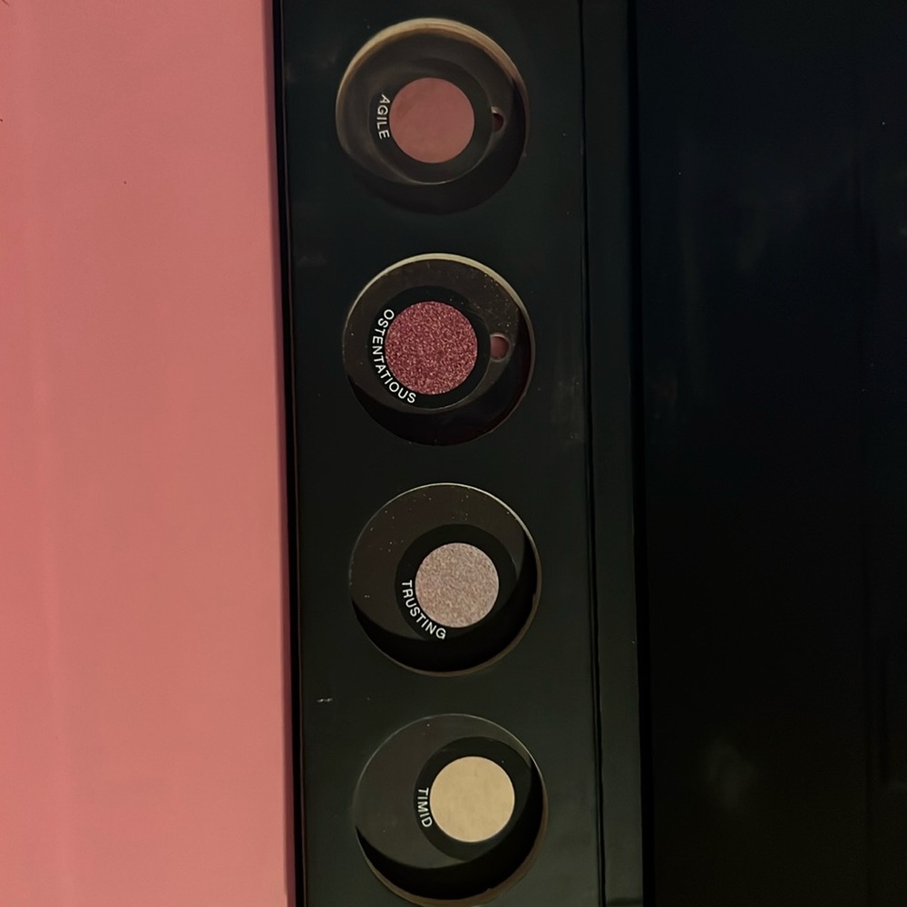 Younique Moodstruck pressed shadow quad palette